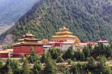 Çin tapınak veya pagoda tibet stilini ve yerler halka açık bir yerde Ganzi, Sichuan, Çin