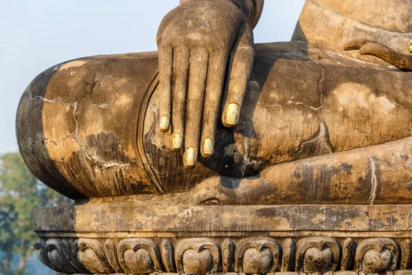 Antyczny posąg Buddy. Sukhothai historyczny park, prowincji sukhothai, thailand — Zdjęcie stockowe