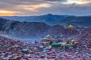 Üstten Görünüm günbatımı zaman Larung gar (Budist Akademisi) de Sichuan, Çin