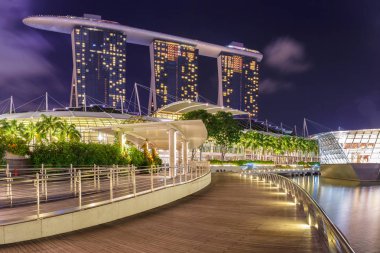 Singapur binasında Marina Bay gece görünümü