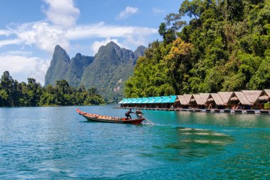 Güzel dağlar göl gölü gökyüzü ve doğal eğlence Ratchaprapha Barajı Khao Sok Ulusal Parkı, Surat Thani Eyaleti, Tayland