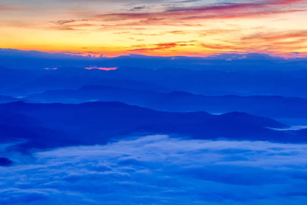 Мбаппе гор в тумане на восходе солнца, Национальный парк Шри Нан, Нан Прованс, Таиланд — стоковое фото