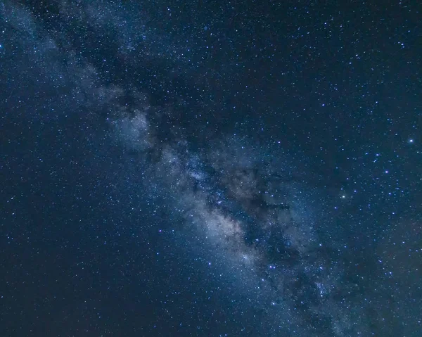 Via Láctea galáxia com estrelas e poeira espacial no universo, fotografia de longa exposição, com grãos — Fotografia de Stock