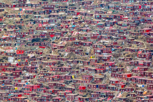 顶视图修道院在 Larung 噶尔 （佛学院），四川，中国 — 图库照片