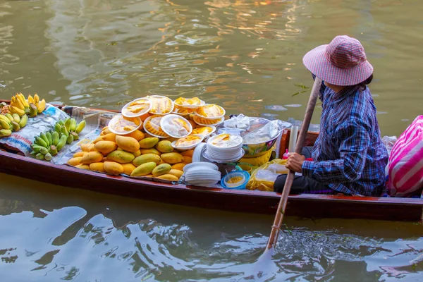 Damnoen saduak plovoucí trh ve městě ratchaburi poblíž bangkok, Thajsko — Stock fotografie