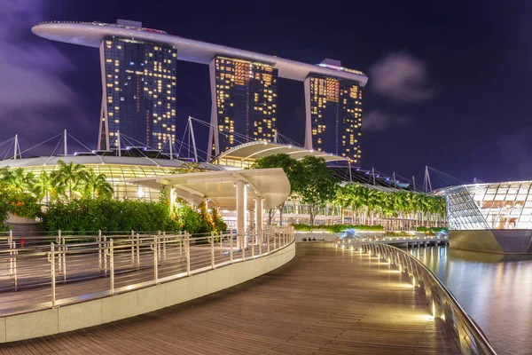 Gebäude in Singapore bei Nacht Blick auf Marina Bay — Stockfoto