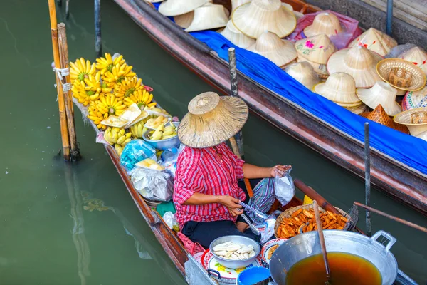 Damnoen saduak plovoucí trh ve městě ratchaburi poblíž bangkok, Thajsko — Stock fotografie