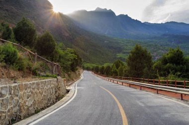 Yol Danba Tibet köylere, güneş parlaması günbatımı zamanı, Çin