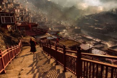 Merdiven Larung gar, sıcak ve sisli sabah zamanında Sichuan yürüyen Budist Rahibe