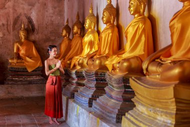 Buda heykeli Ayutthaya içinde dua Tay geleneksel kostüm güzel Taylandlı kız
