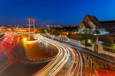 Dev salıncak ile Buddha Tapınağı alacakaranlıkta (Bangkok, Tayland)