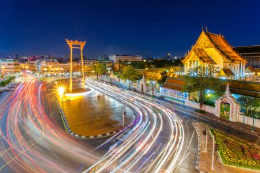 Dev salıncak ile Buddha Tapınağı alacakaranlıkta (Bangkok, Tayland)