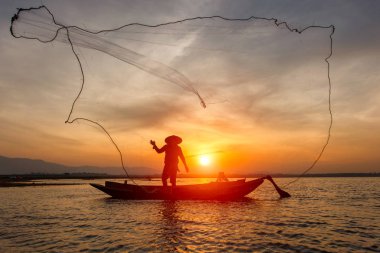 Geleneksel balıkçı net balıkçılık Inle Gölü gündoğumu zaman, Myanmar atma silüeti