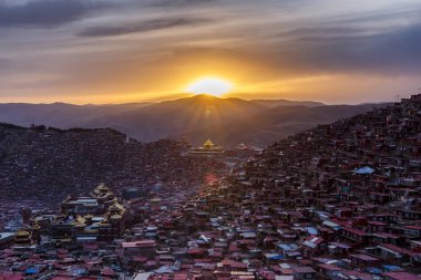 Üstten Görünüm Manastırı Larung gar (Budist Akademisi) zamanında günbatımı, Sichuan, Çin
