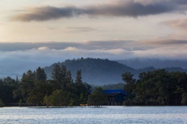 Dağlarda gündoğumu zaman, il Ranong, Tayland sis tabakası