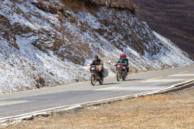 Sichuan, Çin - 02 Mayıs 2016: Biker motosiklet güzel yolda kış Tibet altında kar dağ, Sichuan, Çin