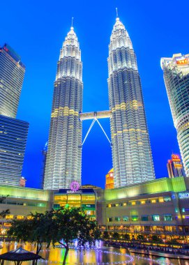 Kuala Lumpur, Malezya - 18 Haziran: Kuala Lumpur, Malaysia.Petronas Towers, olarak da bilinen Menara Petronas üzerinde 08 Nisan 2014 Petronas Kuleleri 1998'den 2004 için dünyadaki en yüksek binalar olduğunu