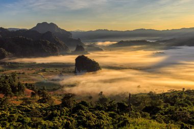 Bir seyahat yer Phayao il, Tayland Phu Langka Milli Parkı, sabah sis ile güzel gündoğumu