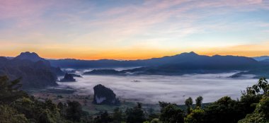 Panorama seyahat yer Phayao il, Tayland Phu Langka Milli Parkı, sabah sis ile güzel gündoğumu