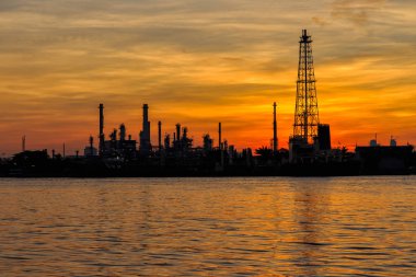 Petrol rafinerisi siluet Nehri gündoğumu zaman (Bangkok, Tayland)