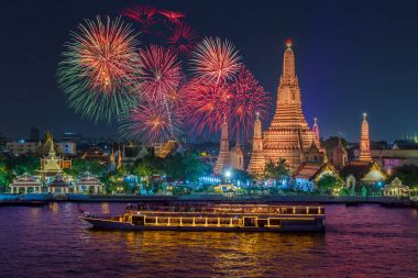 WAT arun ve cruise gemi altında yeni yıl kutlama, Bangkok şehir, Tayland gece zamanında