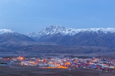Köy inclose dağ Ganzi, Sichuan, Çin ünlü dönüm noktası.