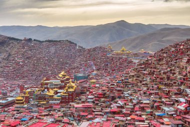 Üstten Görünüm Manastırı Larung gar (Budist Akademisi) zamanında günbatımı, Sichuan, Çin