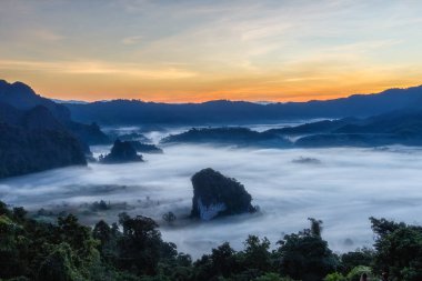 Bir seyahat yer Phayao il, Tayland Phu Langka Milli Parkı, sabah sis ile güzel gündoğumu