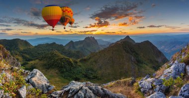 Doi Luang Chiang Dao, Chiang Mai Province, Tayland yüksek dağ üzerinde üzerinde uçan renkli sıcak hava balonları
