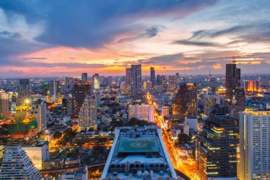 Günbatımında renkli bulutlar ve gökdelenler midtown Bangkok Bangkok şehir manzarası havadan görünümü.