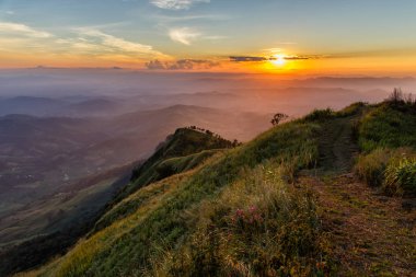 Üstte Phu Lanka dağ sıcak ses tonuyla günbatımı, Phayao Eyaleti, Kuzey Tayland görüntülemek