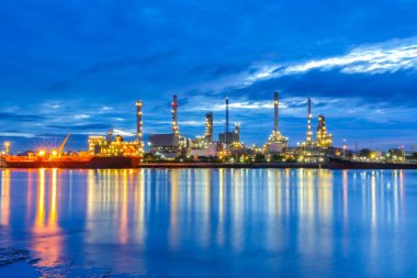 Petrol rafinerisi Nehri alacakaranlıkta (Bangkok, Tayland)
