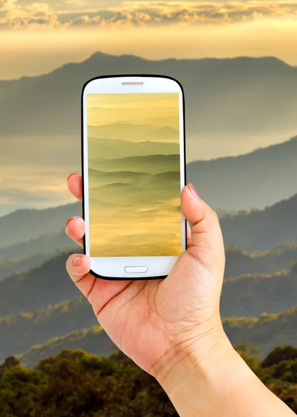 Smartphone fotografowania z bliska warstwa gór i mgły w czasie wschodu słońca, krajobraz w Doi Luang Chiang Dao, wysokie góry w prowincji Chiang Mai, Tajlandia — Zdjęcie stockowe