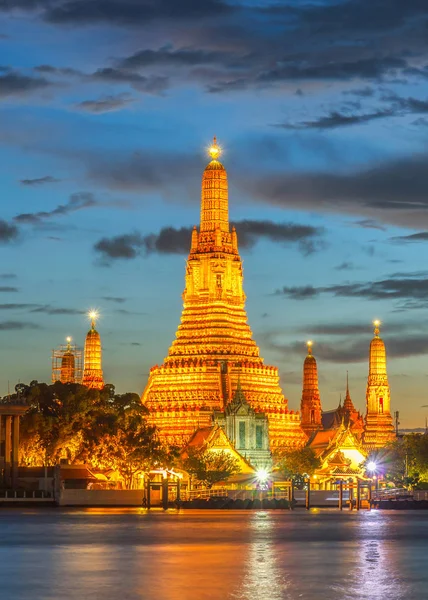 Wat arun buddhistických náboženských míst v šero, bangkok, Thajsko — Stock fotografie