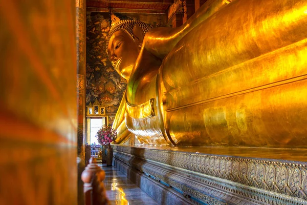 Uzanmış altın buddha heykeli, wat pho, bangkok, Tayland — Stok fotoğraf