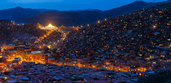 Bovenaanzicht Nachtscène bij Larung gar (Boeddhistische Academie) in Sichuan, China — Stockfoto