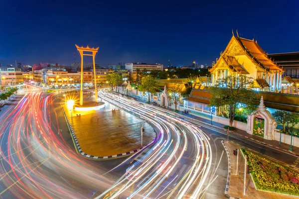 Die Riesenschaukel mit Buddha-Tempel in der Abenddämmerung (Bangkok, Thailand) — Stockfoto