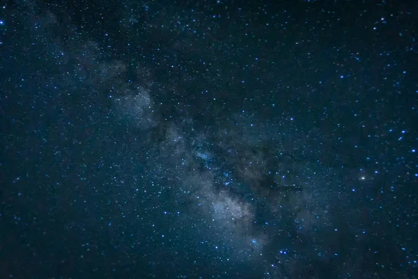 Via Láctea galáxia com estrelas e poeira espacial no universo, fotografia de longa exposição, com grãos — Fotografia de Stock