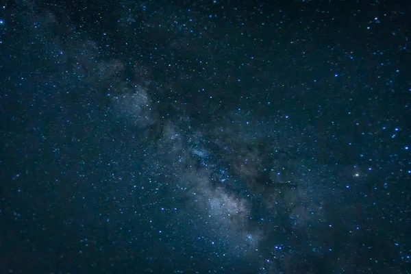 Galaxie Mléčné dráhy s hvězdami a kosmického prachu ve vesmíru, dlouhé expozice fotografii, s obilím — Stock fotografie