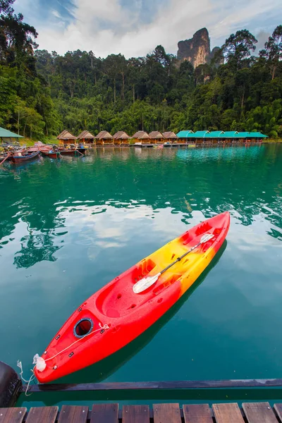Ratchaprapha ダム カオソック国立公園、スラタニ、タイでの美しい山々 の湖森や川自然にアトラクションでカヌー. — ストック写真