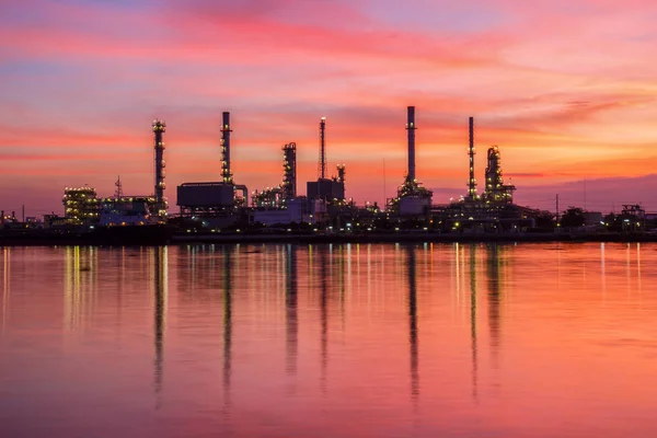 Raffinerie de pétrole le long de la rivière au crépuscule (Bangkok, Thaïlande ) — Photo