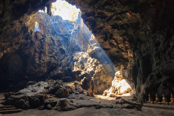 Rayo de sol en la cueva kaoluang montaña en phetchaburi tailandia —  Fotos de Stock