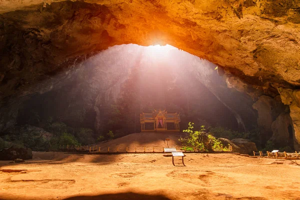 Rayo de sol de la mañana en el pabellón budista dorado en la cueva salvaje, Sam Roi Yot, Tailandia —  Fotos de Stock