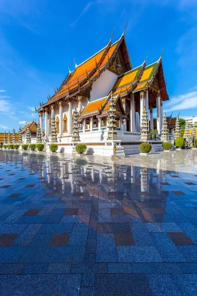 WAT Suthat Thep Wararam bir Budist tapınağı ve landmark Bangkok, Tayland olduğunu