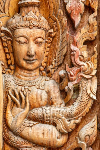 Die Kunst des geschnitzten Holzes im thailändischen Tempel — Stockfoto