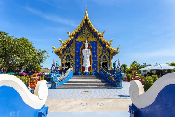 Rong Sua Ten candi dengan latar langit biru, Provinsi Chiang Rai, Thailand — Stok Foto