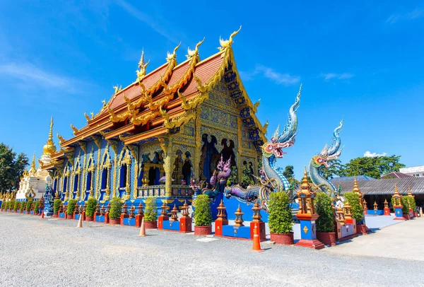 Rong sua ten Tempel mit blauem Himmel Hintergrund, Chiang Rai Provinz, Thailand — Stockfoto