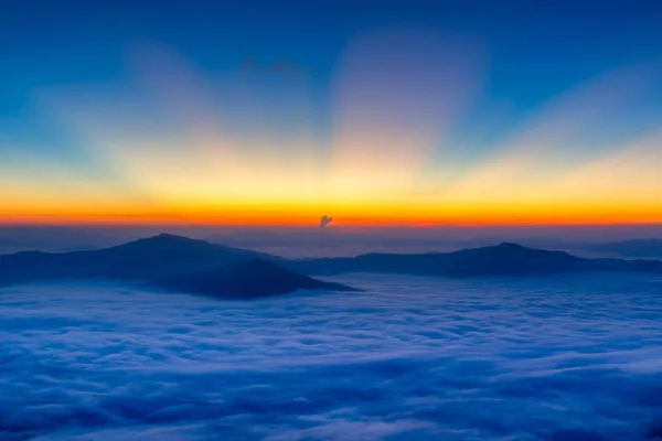 Krajobraz z mgły w Pha Tung mountain w czasie wschodu słońca, Chiang Rai, Thailand. — Zdjęcie stockowe