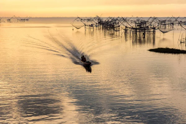 Fishermen thai style fishing trap in Pak Pra Village, Phatthalung, Thailand. — Stock Photo, Image