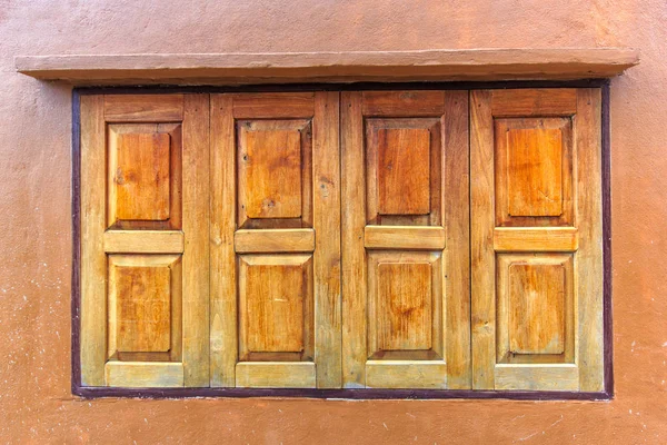 Oude houten huisdeur, traditionele stijl van thailand — Stockfoto